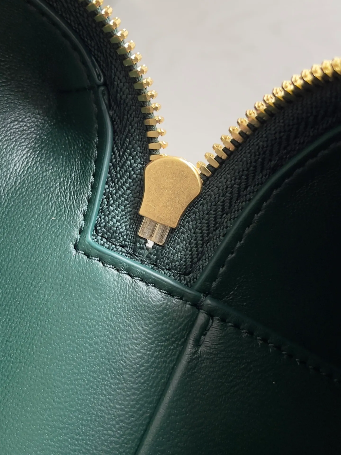 Batch 1360 Bottega Veneta 24 spring and summer woven zipper crossbody bag. A crossbody bag that can be used as a cosmetic bag. The exquisite weaving and compact body are an indispensable accessory for the upcoming summer. The double zipper also better protects the bag. It has a large capacity. If you like it, don’t miss it. Style number: 789109 Size: 22*12.5*5cm